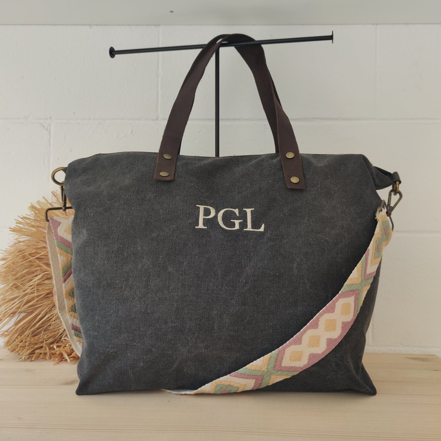 Bolso gris loneta iniciales bordadas con correa étnica