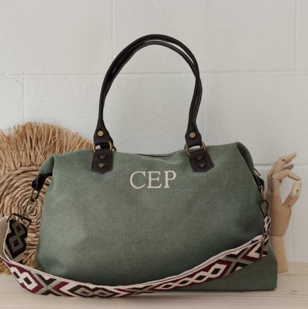 Bolso combinado loneta y piel caqui iniciales bordadas con correa étnica