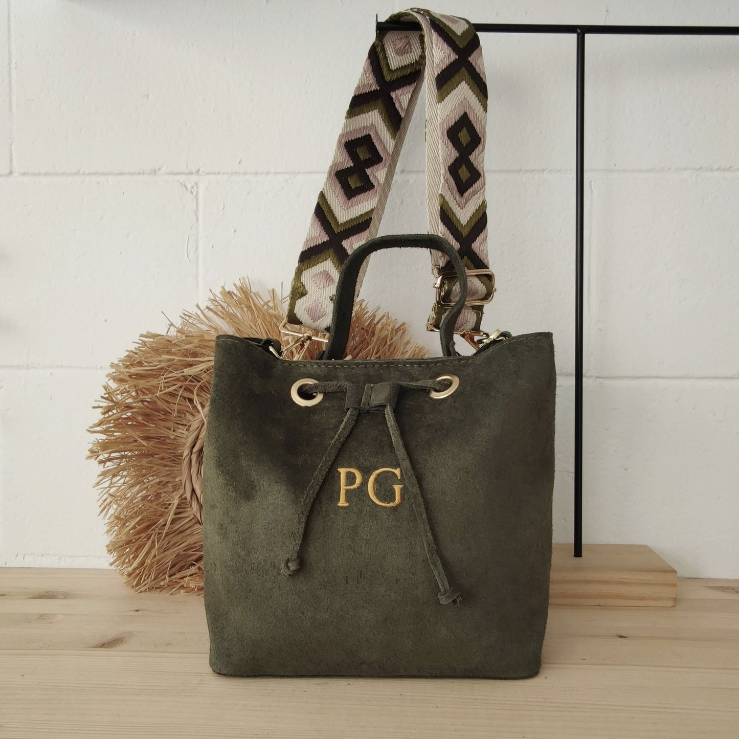 Bolso bucket serraje caqui arandelas herraje dorado iniciales bordadas