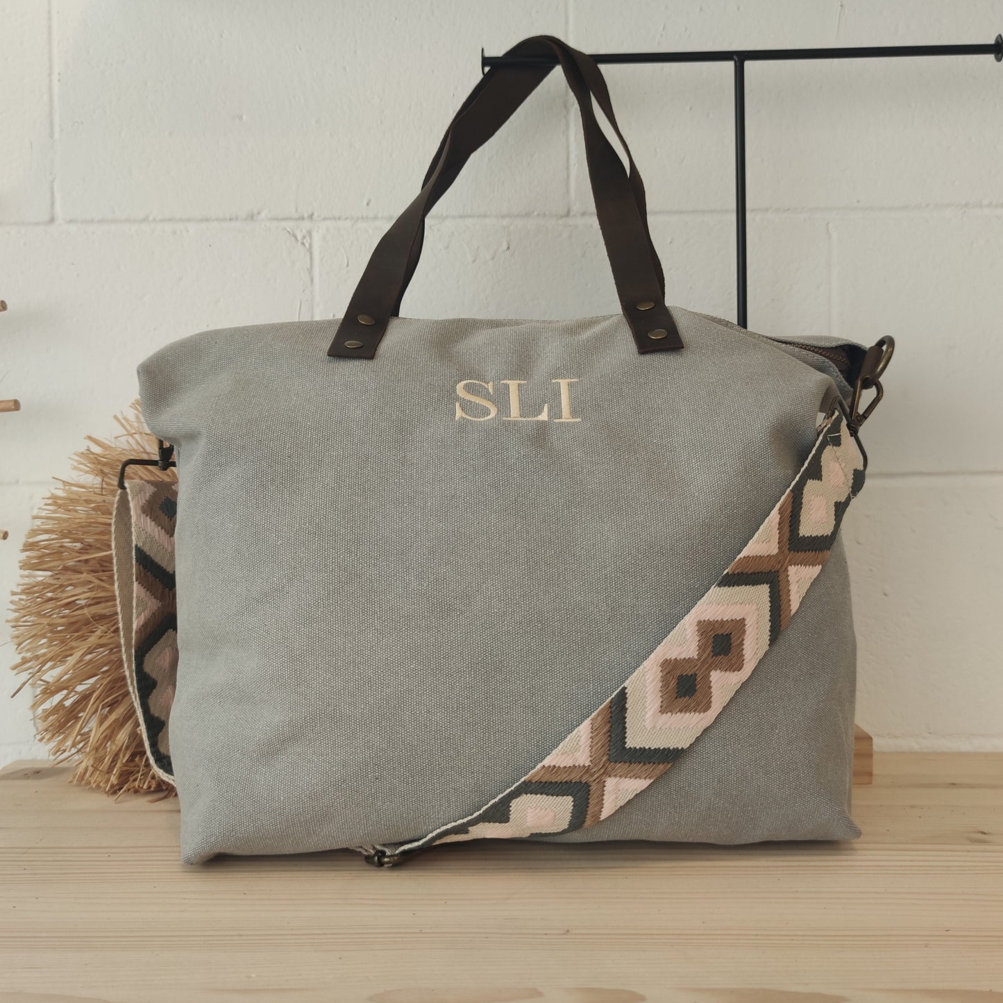 Bolso gris claro loneta iniciales bordadas con correa étnica