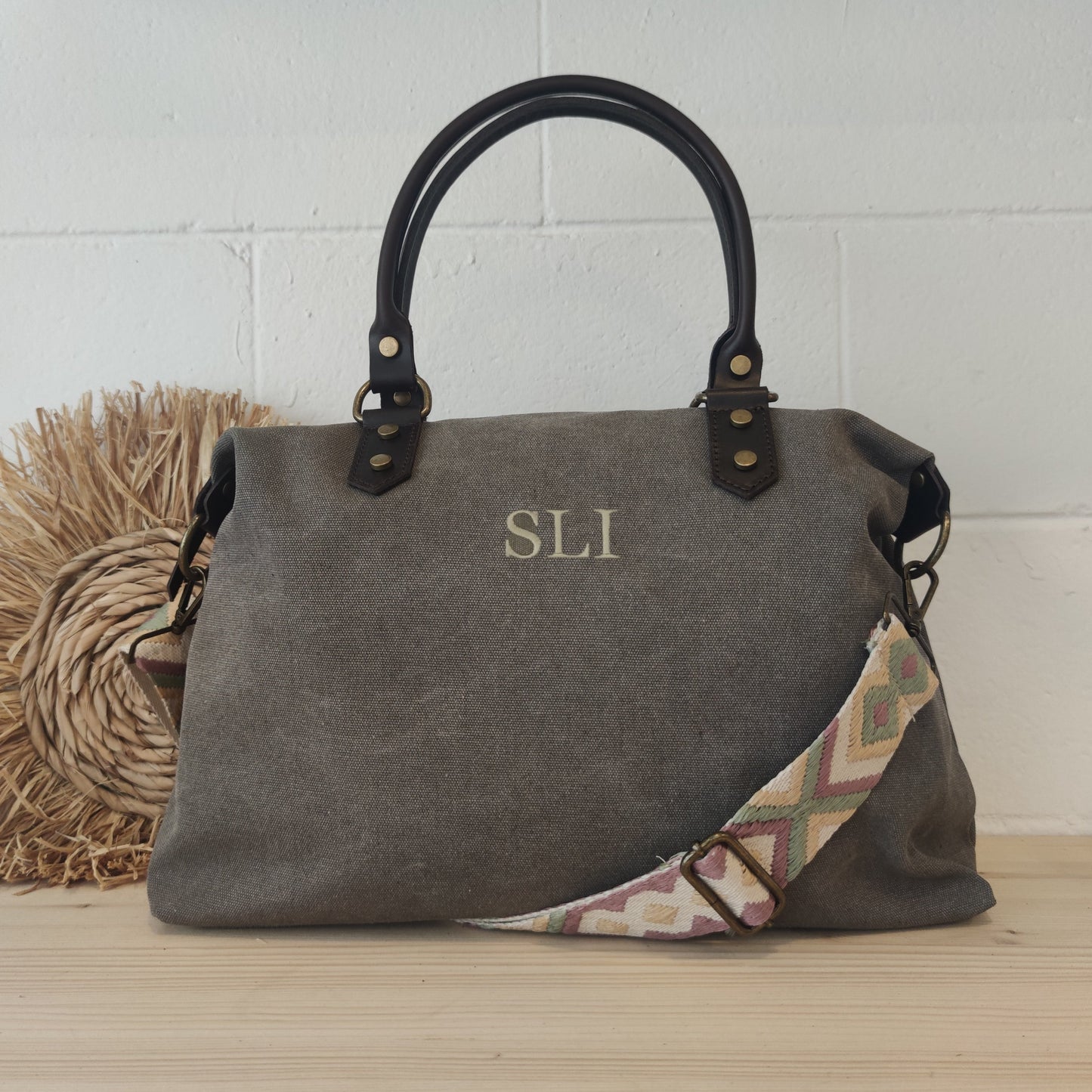 Bolso combinado loneta y piel gris iniciales bordadas con correa étnica