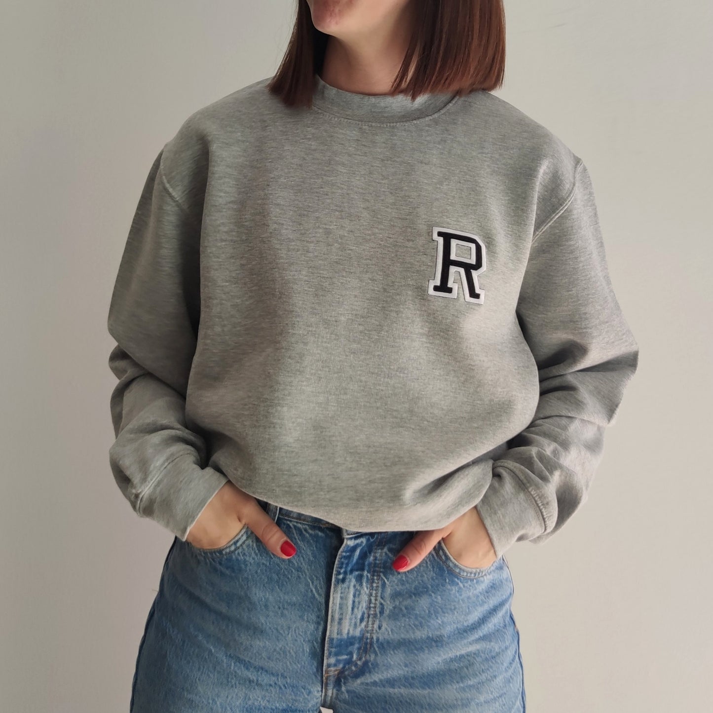 SUDADERA CUELLO REDONDO GRIS VIGORE INICIAL BORDADA