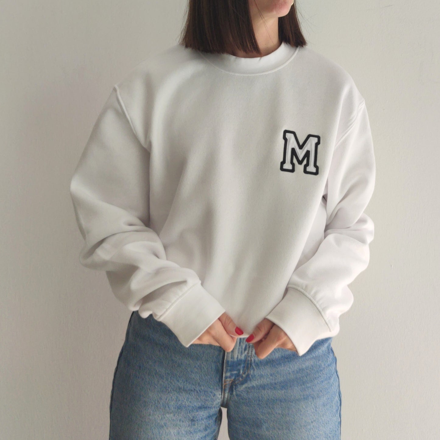 SUDADERA CUELLO REDONDO BLANCO INICIAL BORDADA
