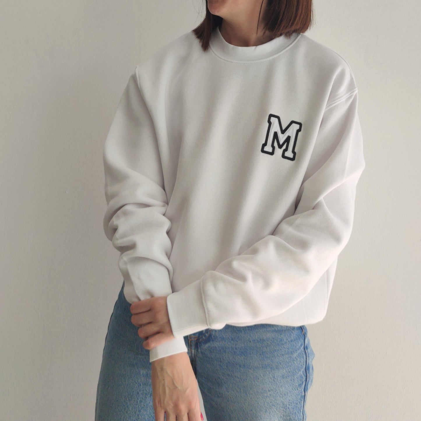 SUDADERA CUELLO REDONDO BLANCO INICIAL BORDADA