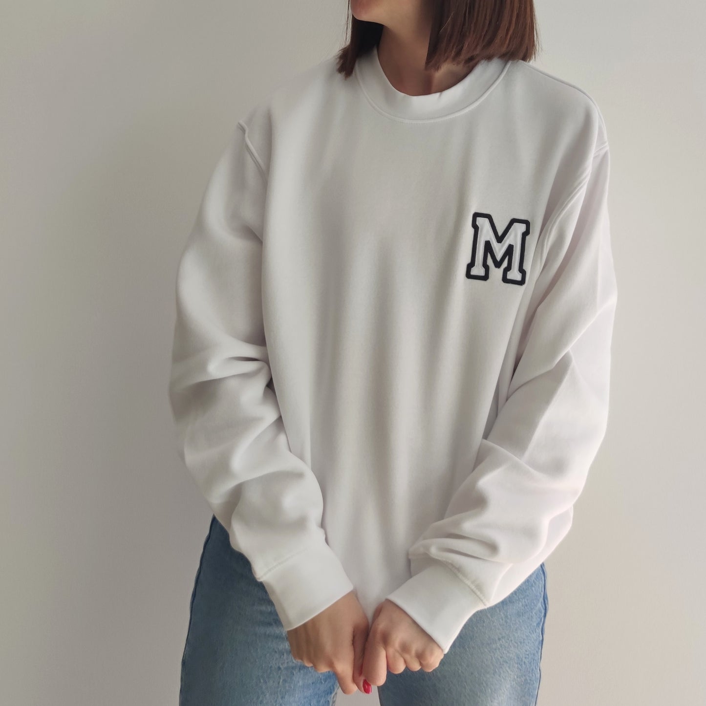 SUDADERA CUELLO REDONDO BLANCO INICIAL BORDADA