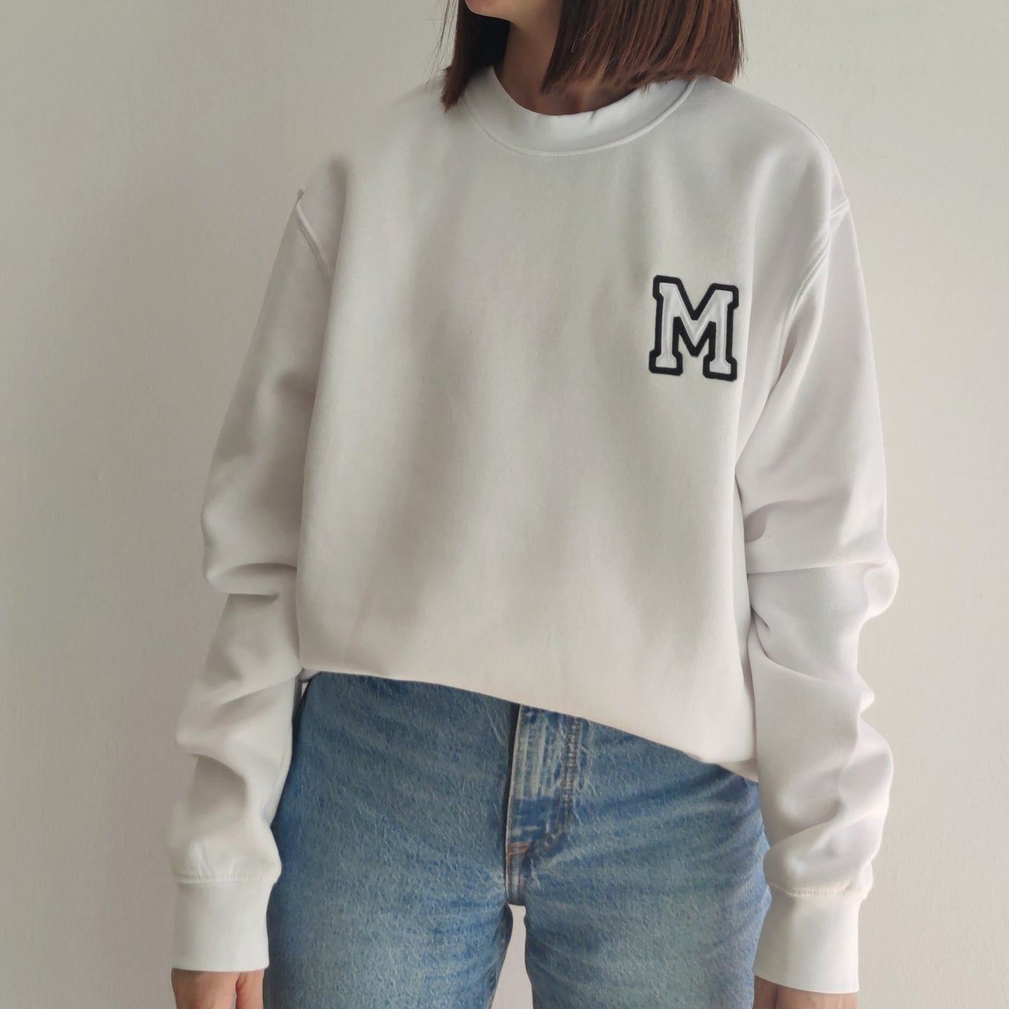 SUDADERA CUELLO REDONDO BLANCO INICIAL BORDADA