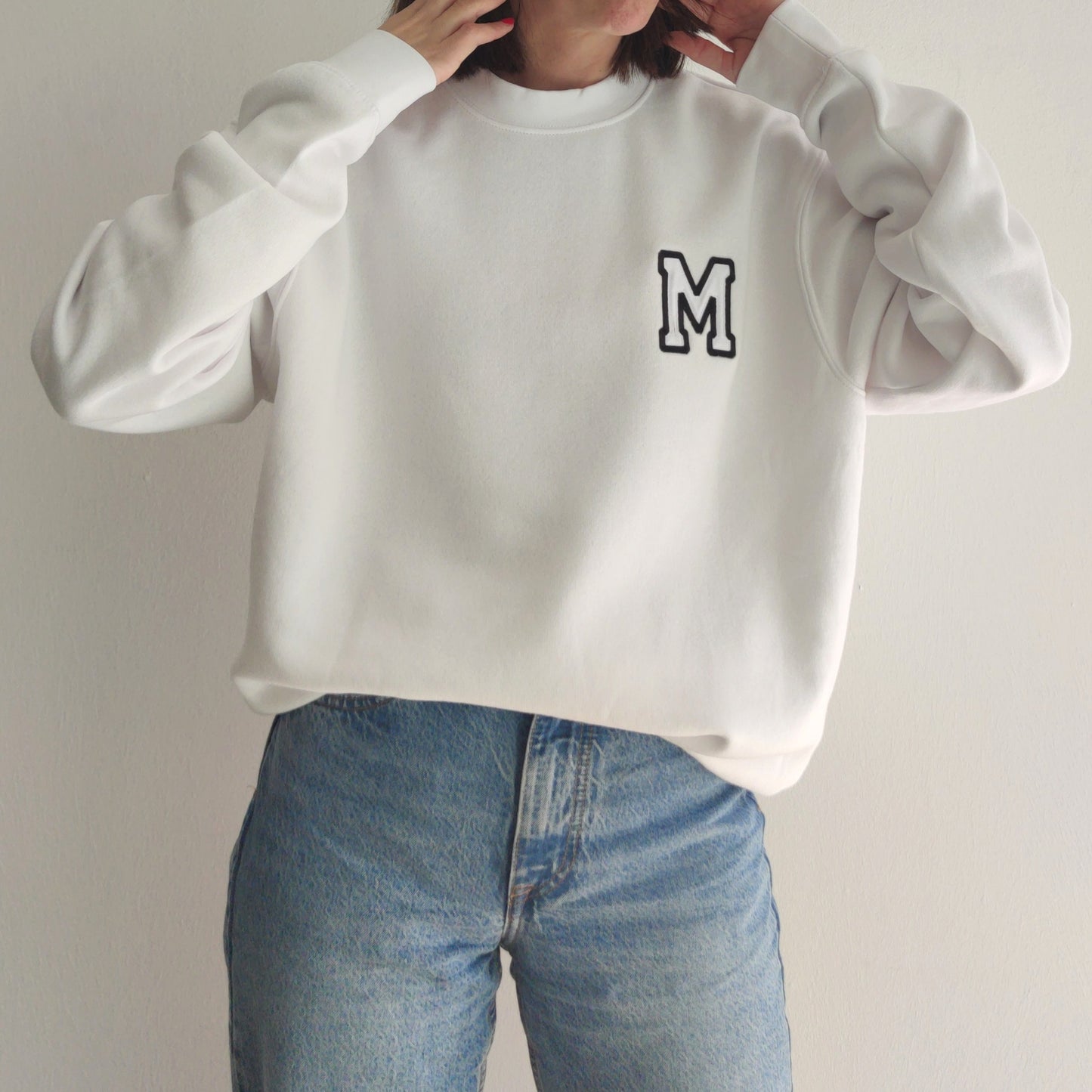 SUDADERA CUELLO REDONDO BLANCO INICIAL BORDADA