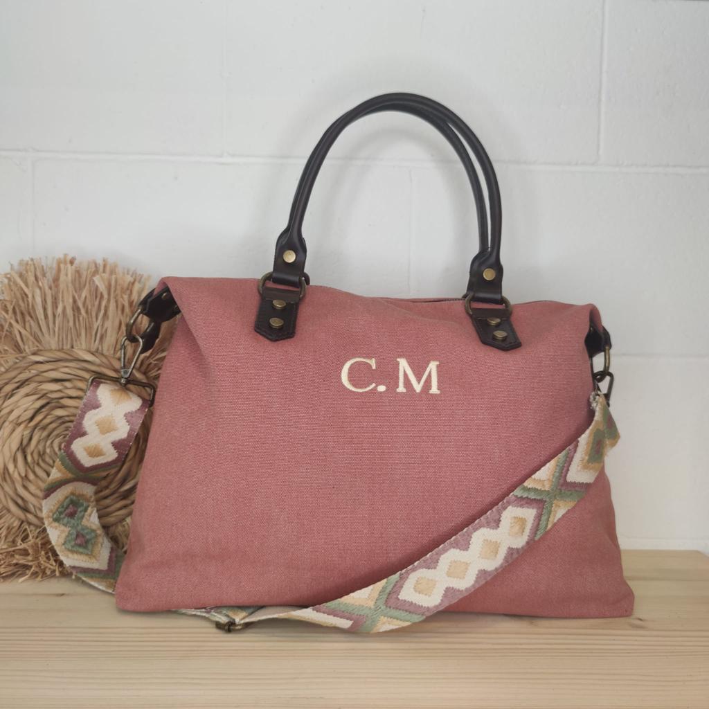 Bolso combinado loneta y piel coral iniciales bordadas con correa étnica
