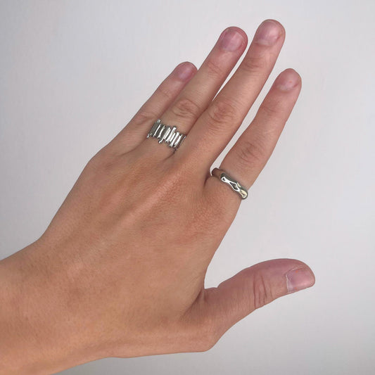 ANILLO ACERO LINEAS IRREGULARES PLATEADO