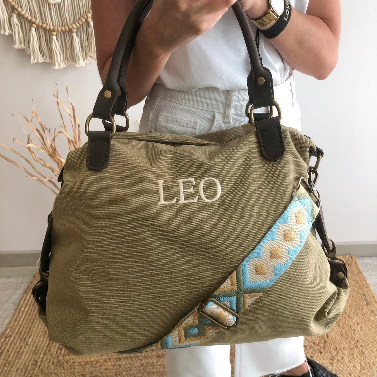 Bolso loneta y piel taupe claro iniciales bordadas con correa étnica