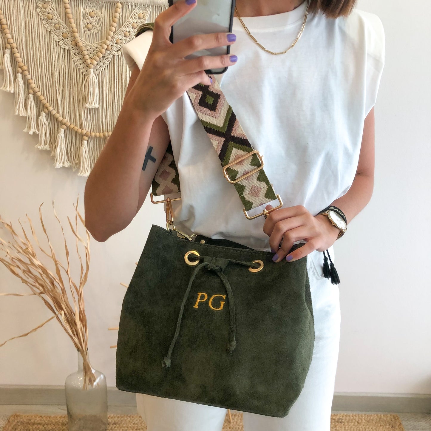Bolso bucket serraje caqui arandelas herraje dorado iniciales bordadas