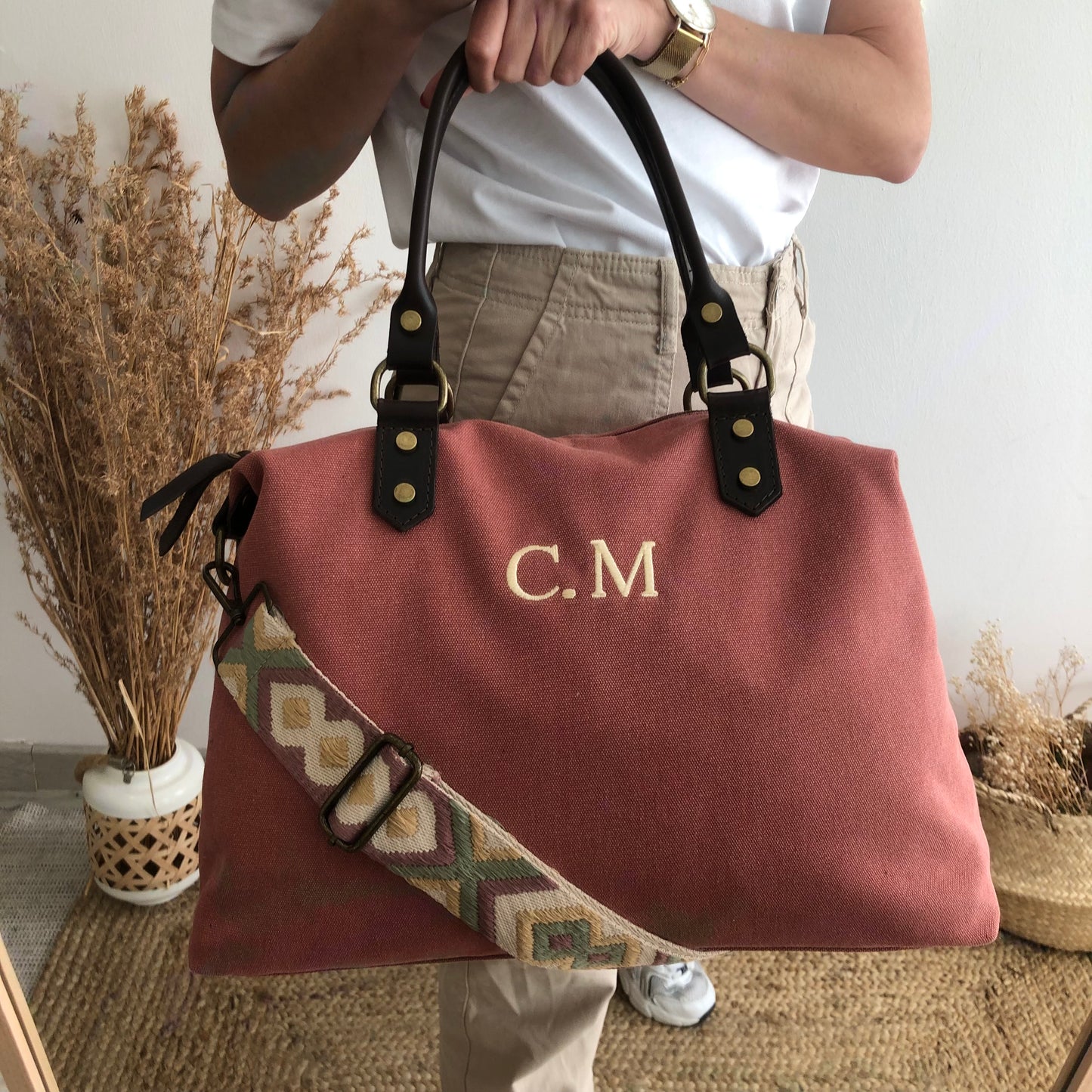 Bolso combinado loneta y piel coral iniciales bordadas con correa étnica