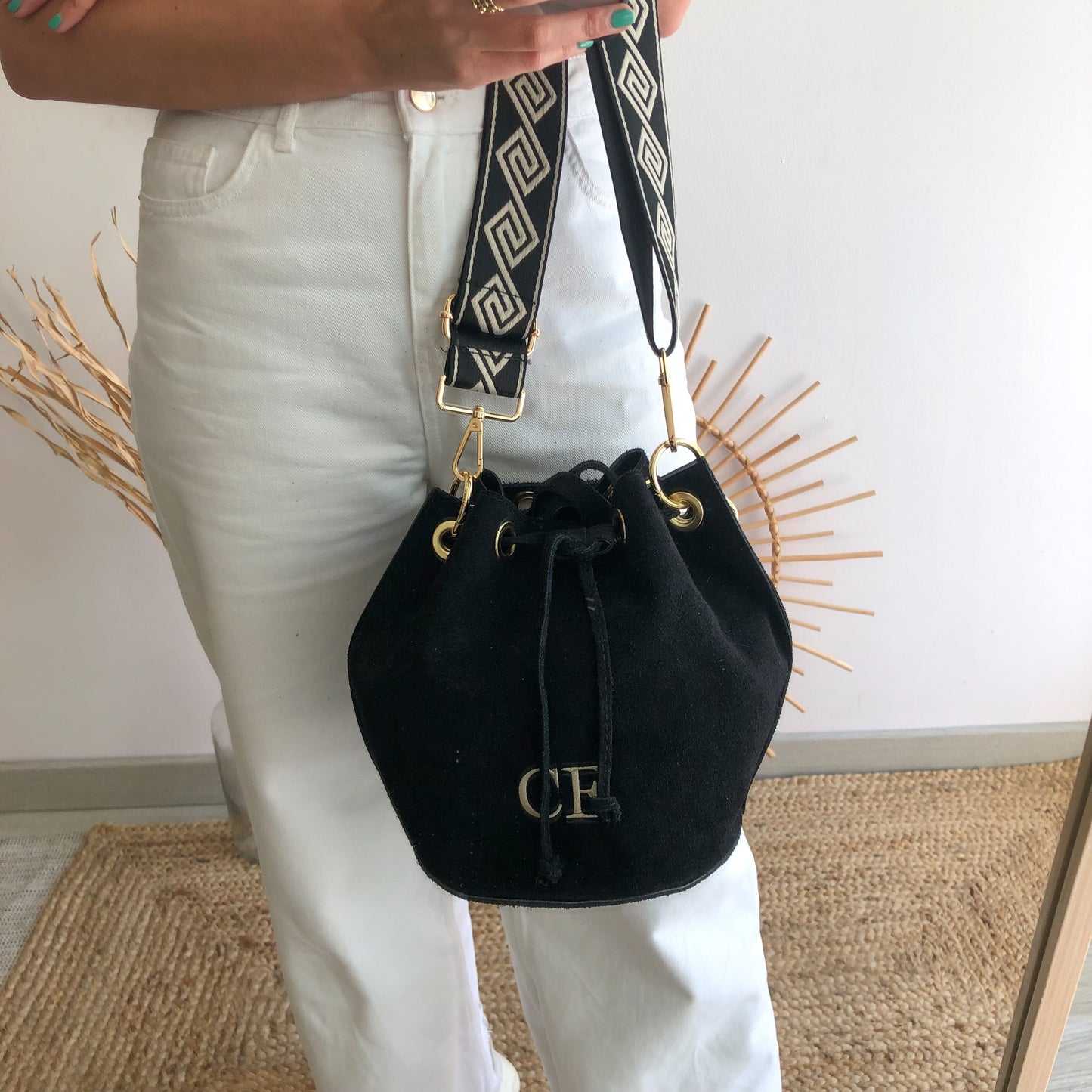 Bombonera serraje negro arandelas doradas iniciales bordadas