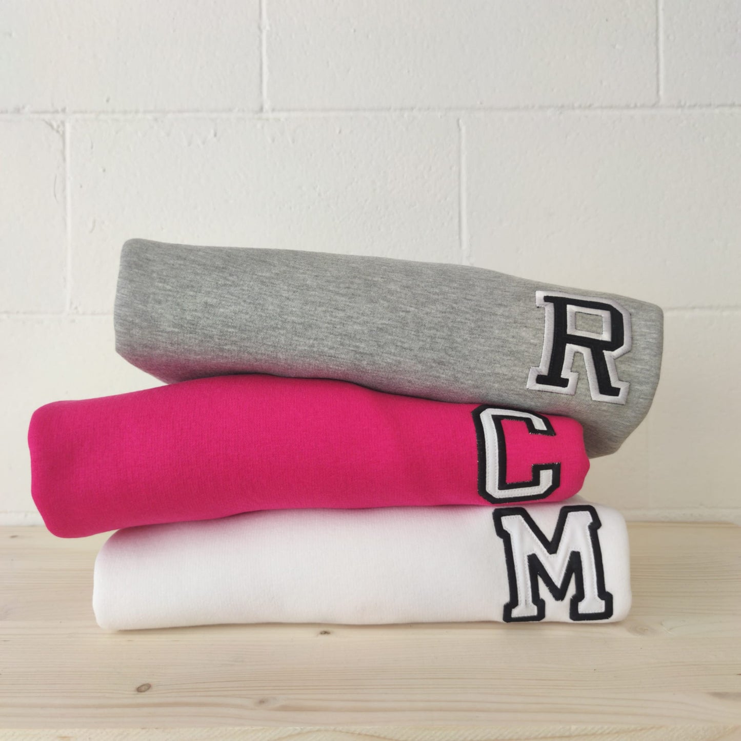 SUDADERA CUELLO REDONDO BLANCO INICIAL BORDADA