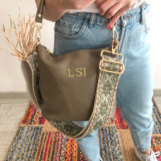 Bolso cremalleras piel taupe iniciales bordadas