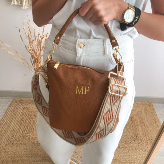 Bolso cremalleras piel camel iniciales bordadas