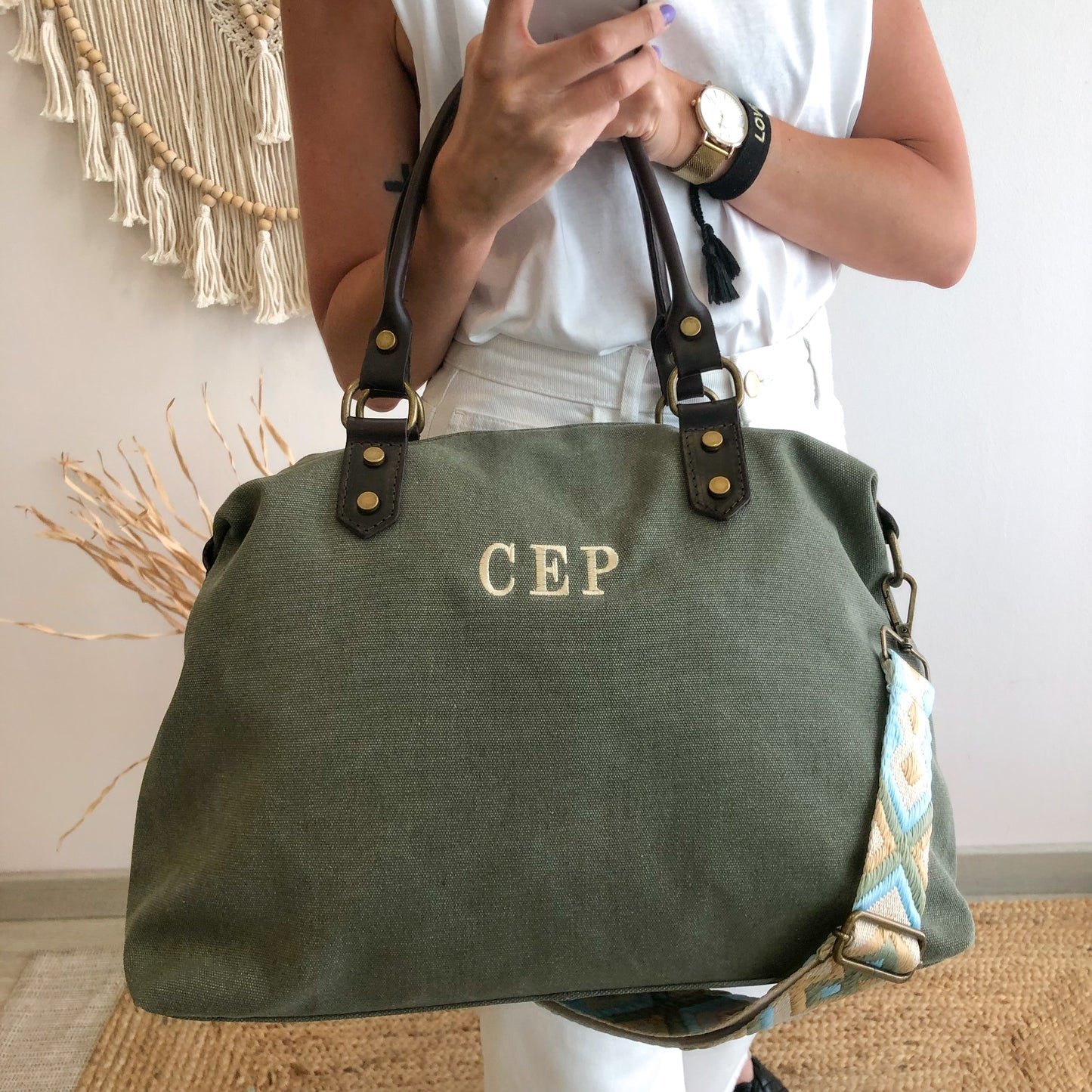 Bolso combinado loneta y piel caqui iniciales bordadas con correa étnica