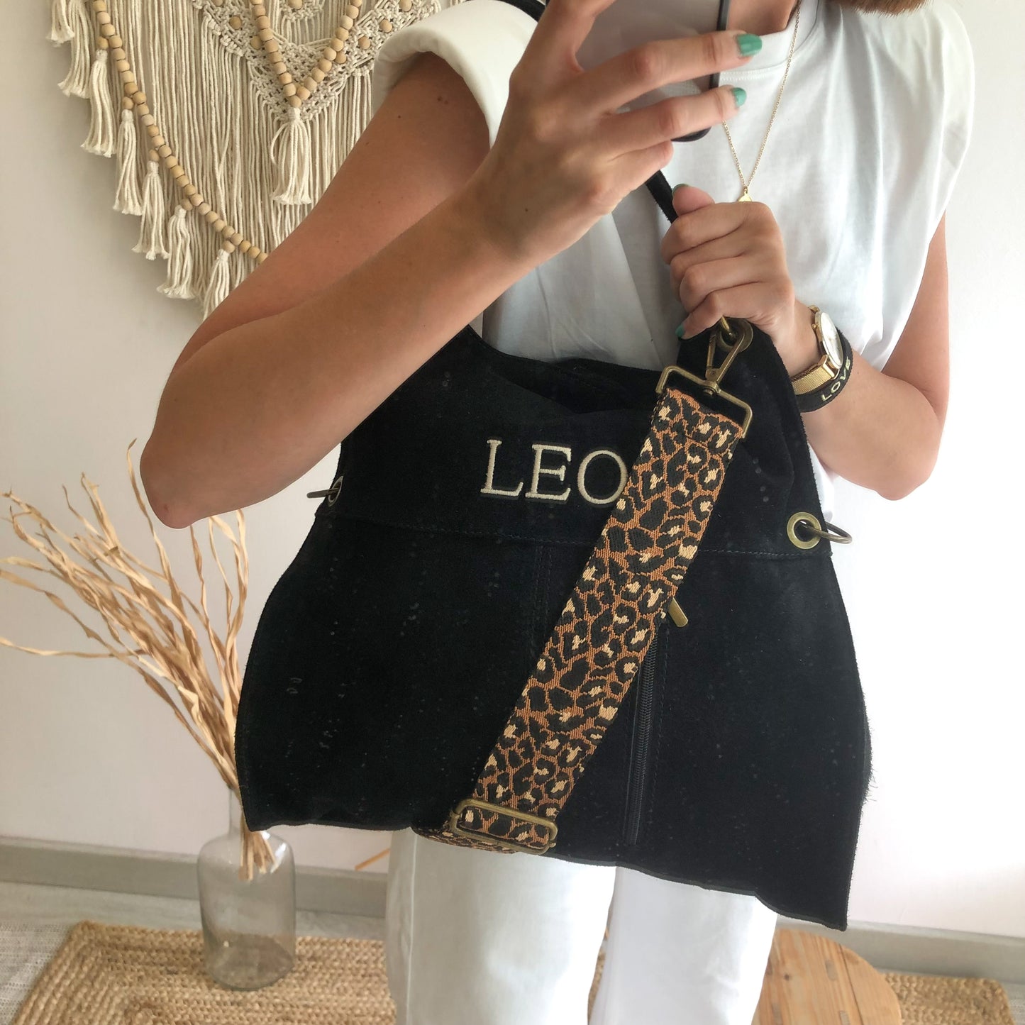 Bolso ante negro cremalllera iniciales bordadas