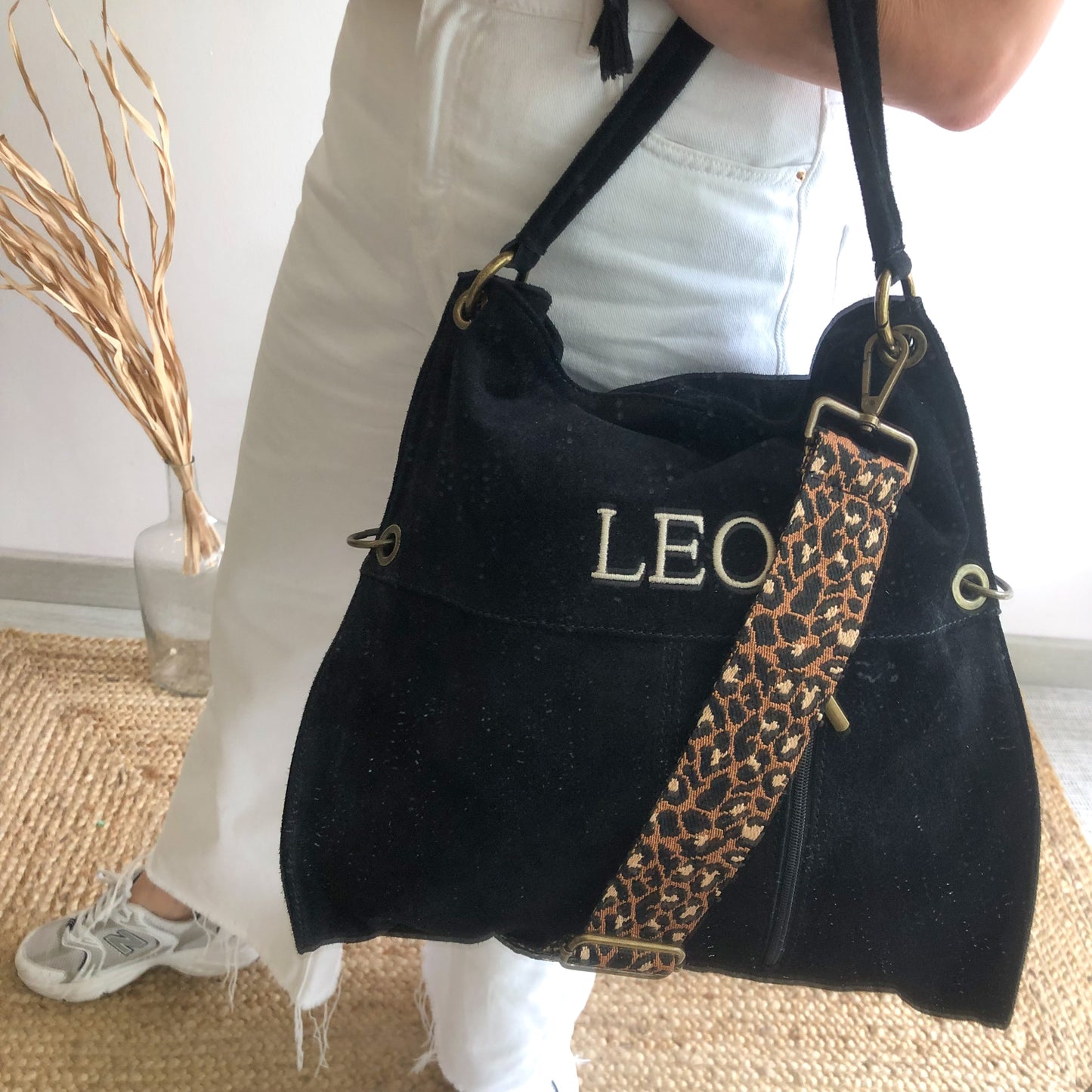 Bolso ante negro cremalllera iniciales bordadas