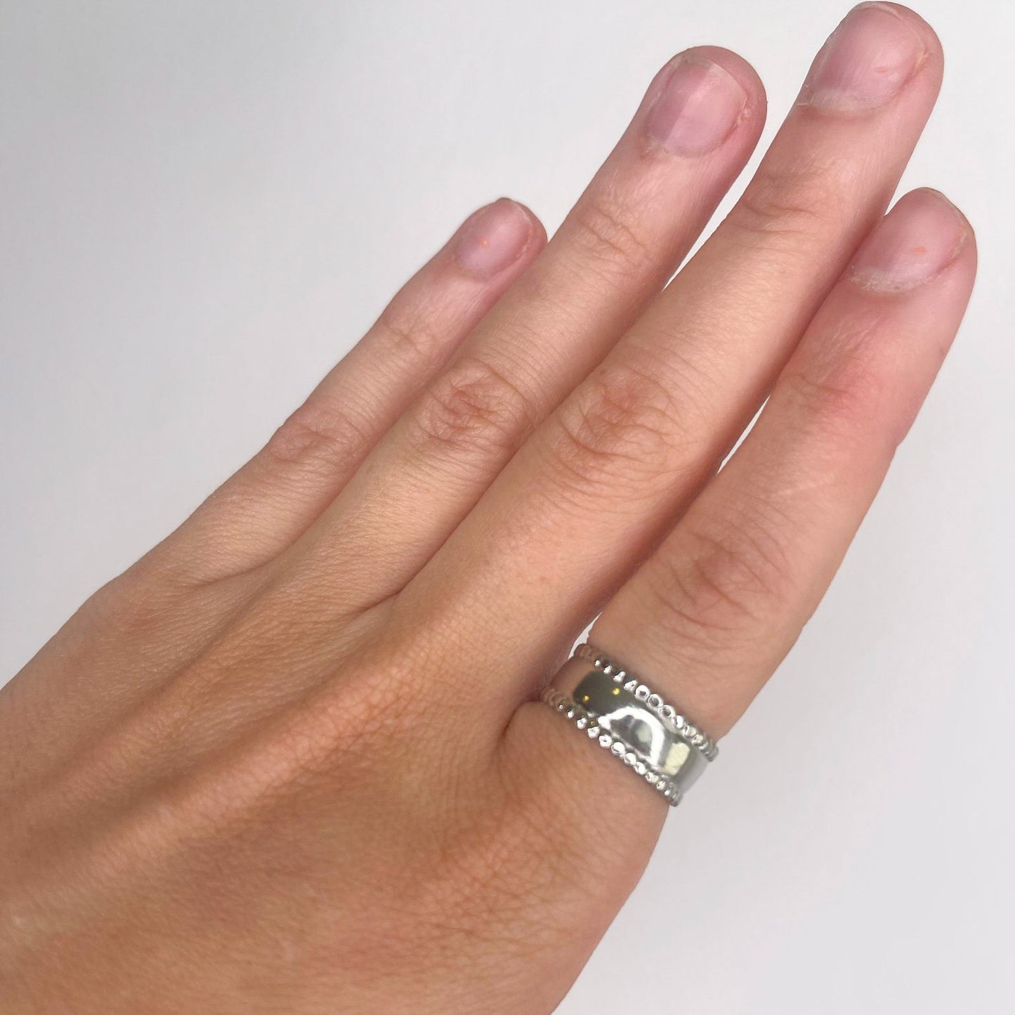 ANILLO ACERO LISO CON BOLITAS PLATEADO