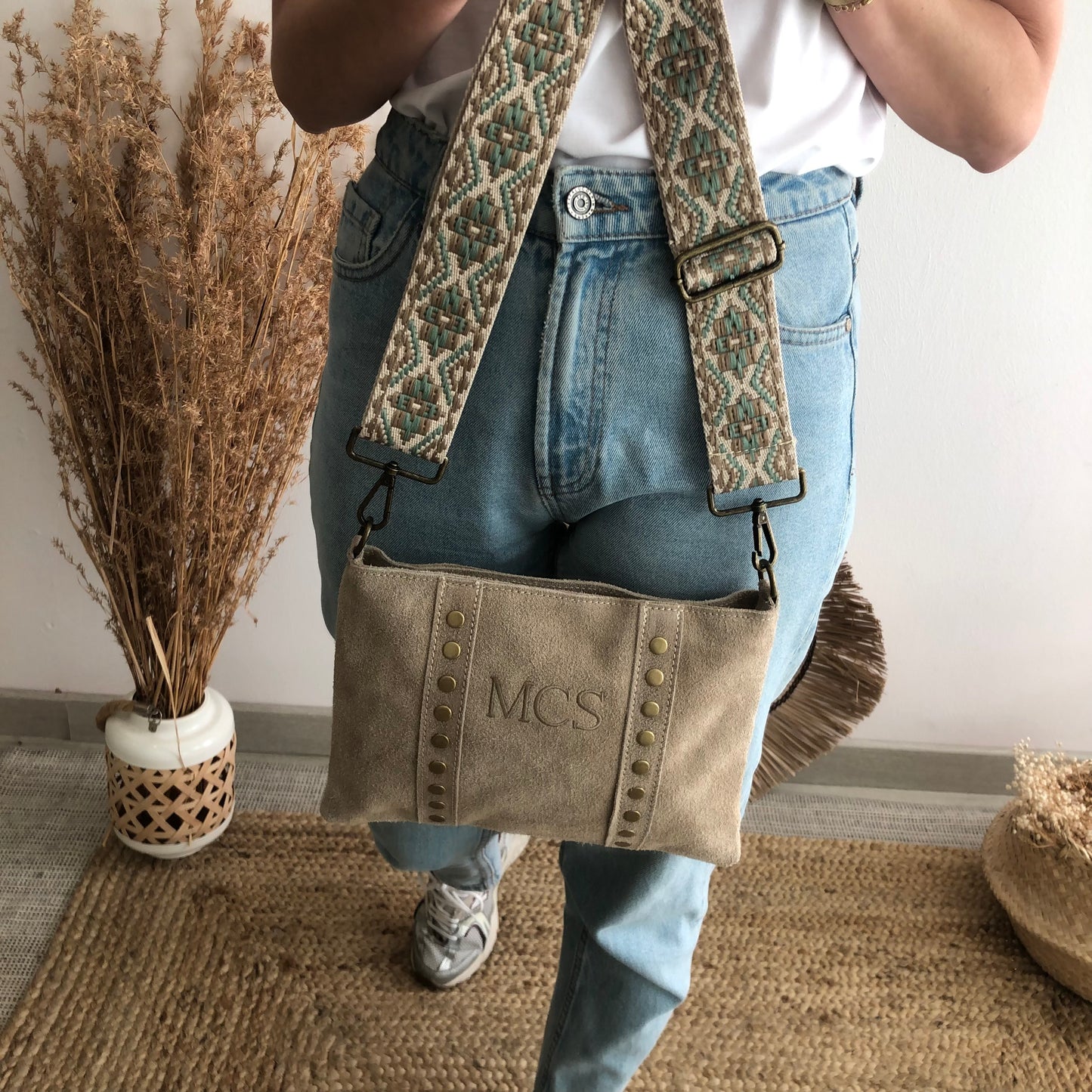 Bolso bandolera tachuelas serraje iniciales bordadas beige