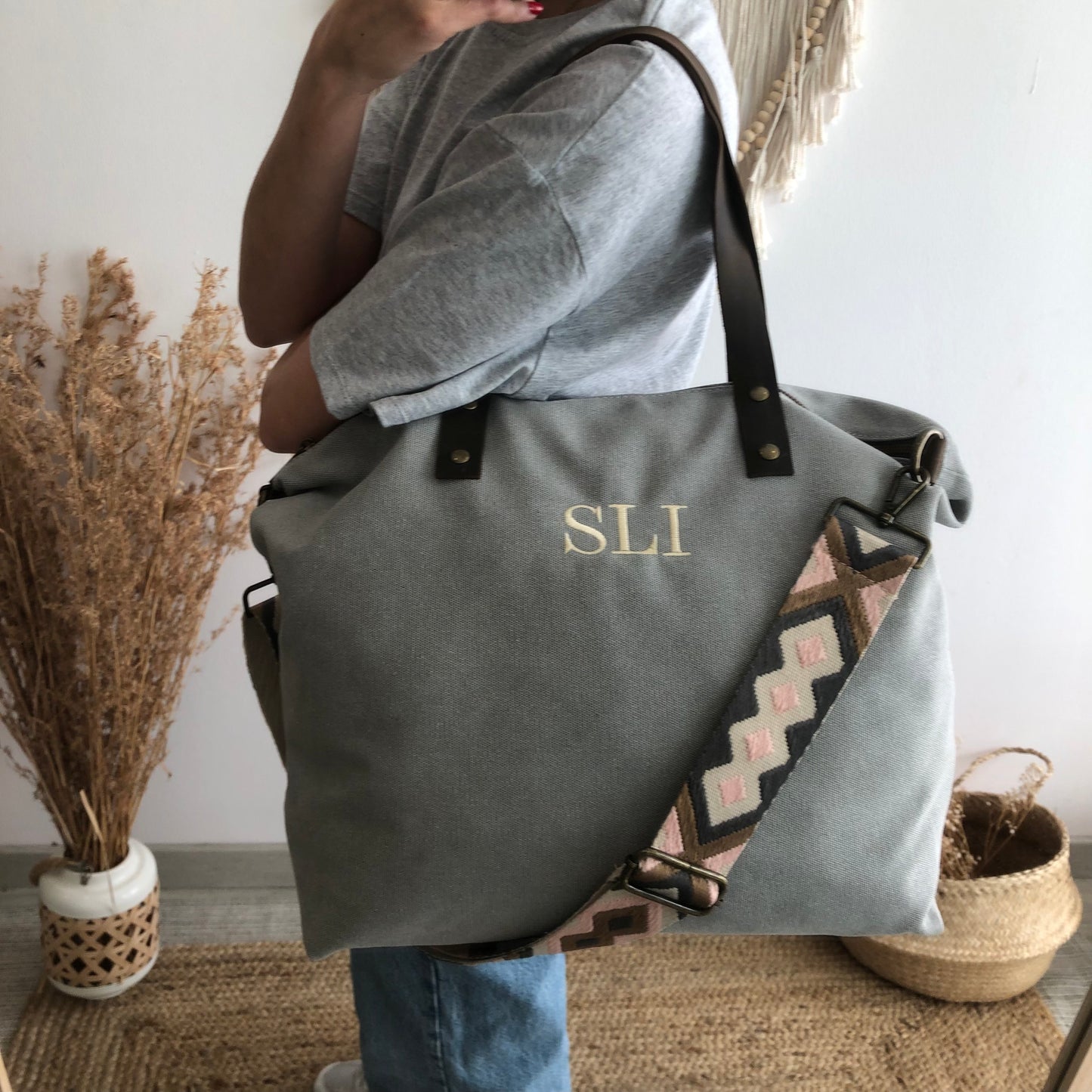 Bolso gris claro loneta iniciales bordadas con correa étnica