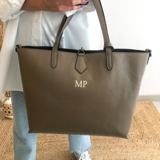 Bolso shopper piel taupe cierre iniciales bordadas