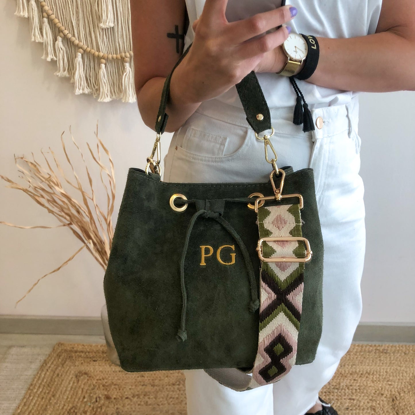 Bolso bucket serraje caqui arandelas herraje dorado iniciales bordadas