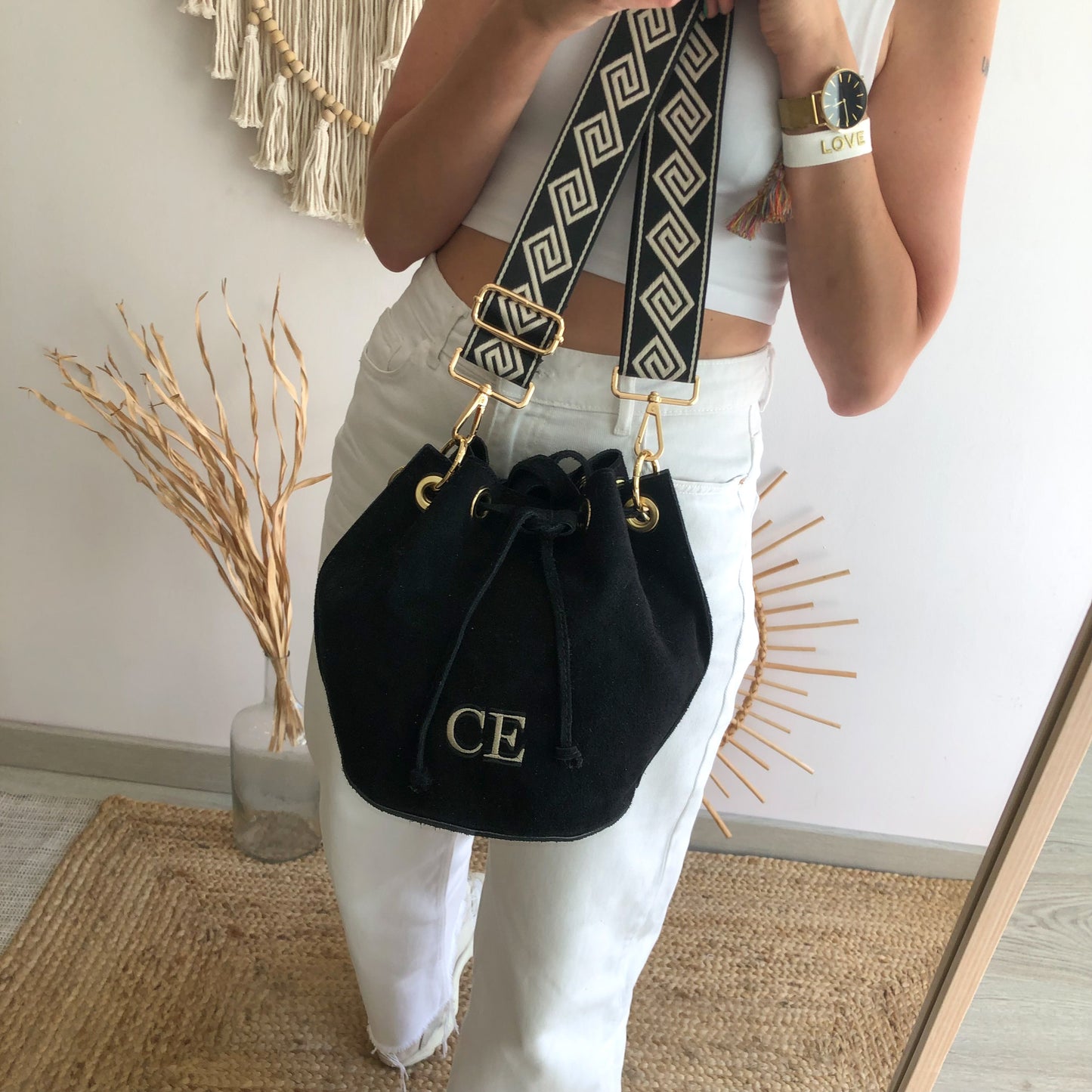 Bombonera serraje negro arandelas doradas iniciales bordadas