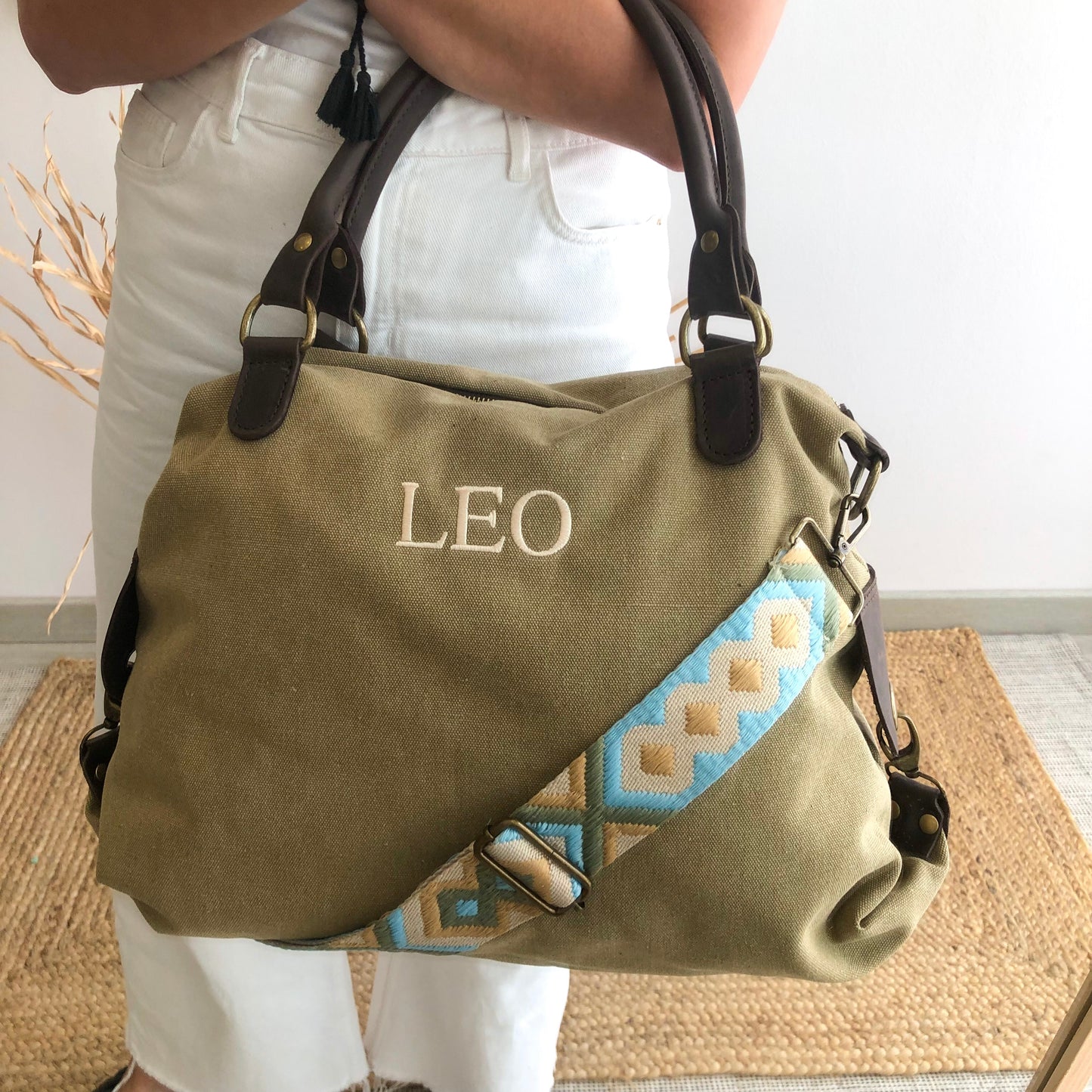 Bolso loneta y piel taupe claro iniciales bordadas con correa étnica