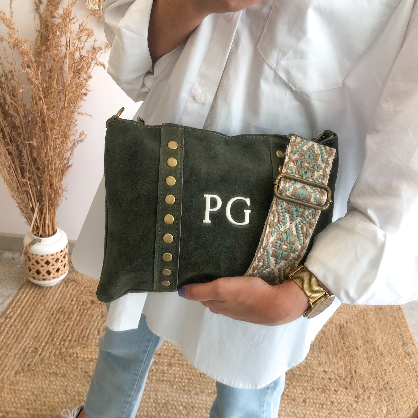 Bolso bandolera tachuelas serraje iniciales bordadas caqui