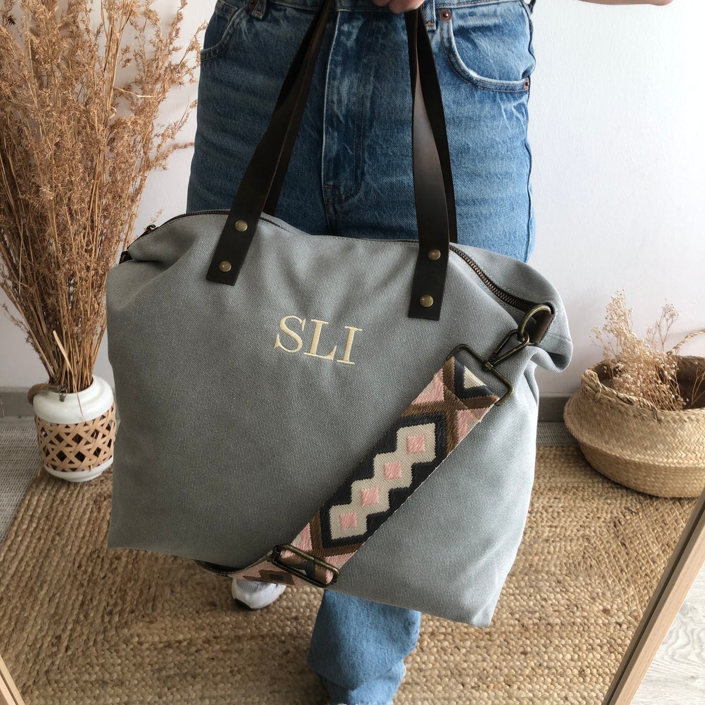 Bolso gris claro loneta iniciales bordadas con correa étnica