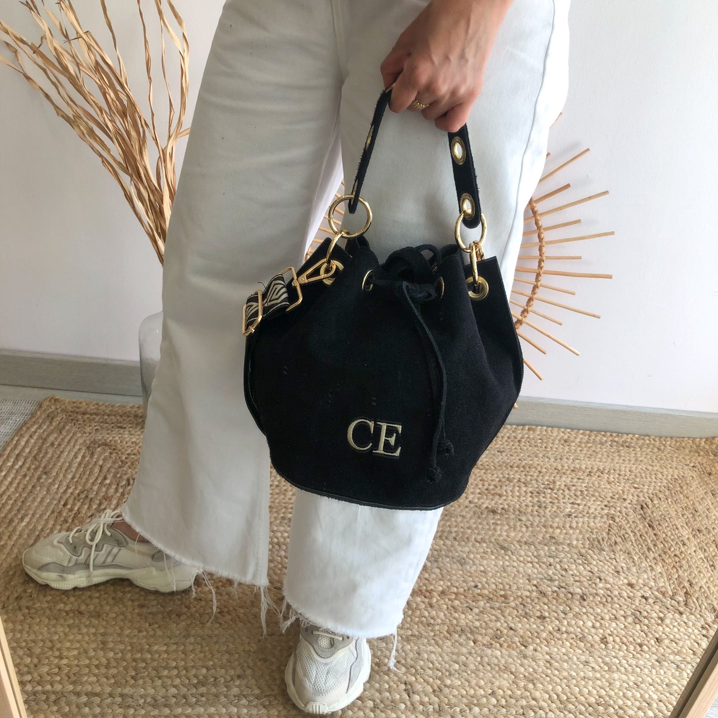 Bombonera serraje negro arandelas doradas iniciales bordadas