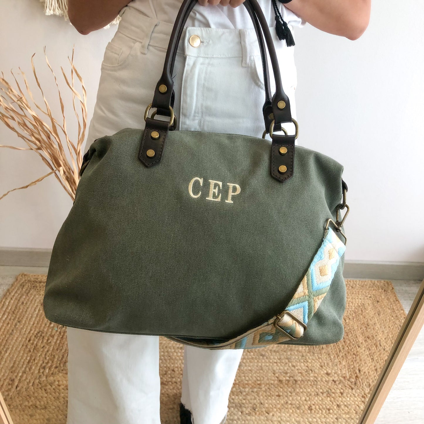 Bolso combinado loneta y piel caqui iniciales bordadas con correa étnica