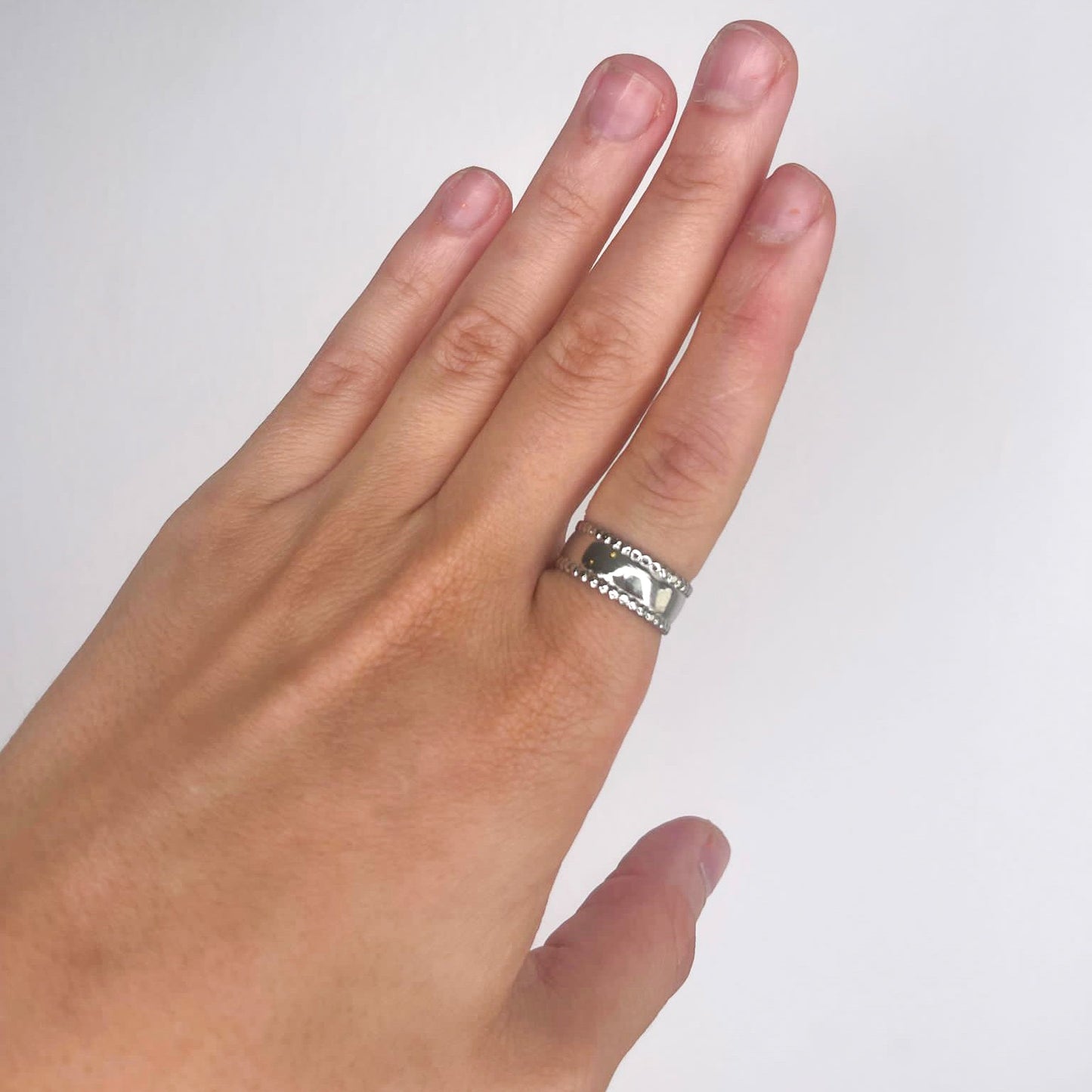 ANILLO ACERO LISO CON BOLITAS PLATEADO