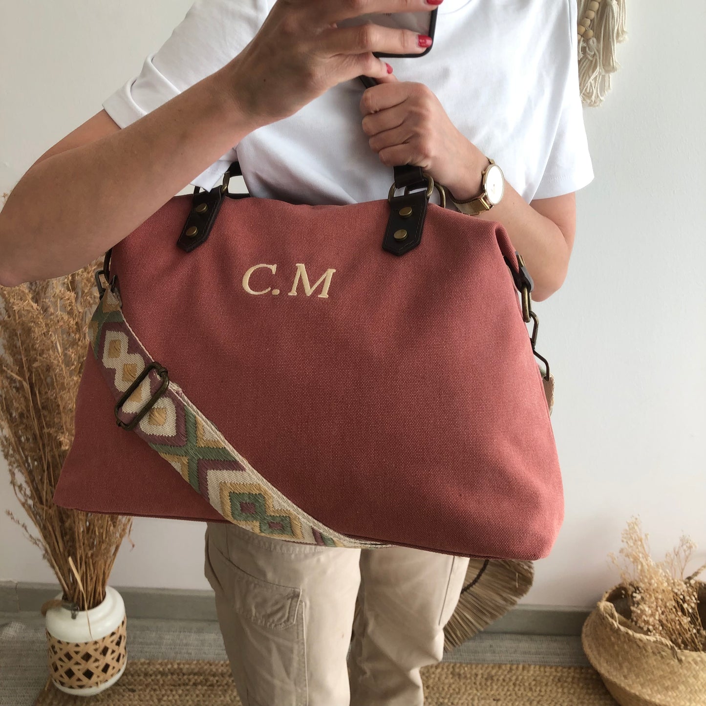 Bolso combinado loneta y piel coral iniciales bordadas con correa étnica