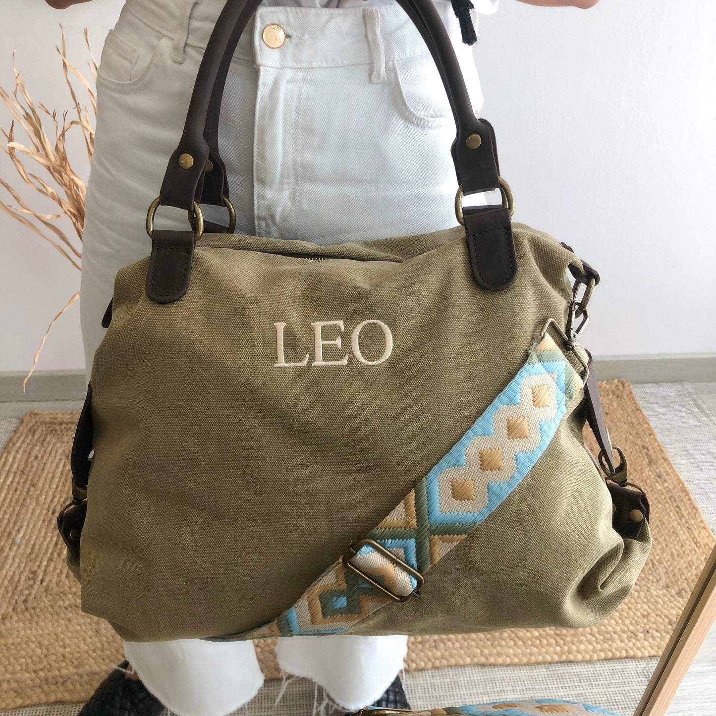 Bolso loneta y piel taupe claro iniciales bordadas con correa étnica