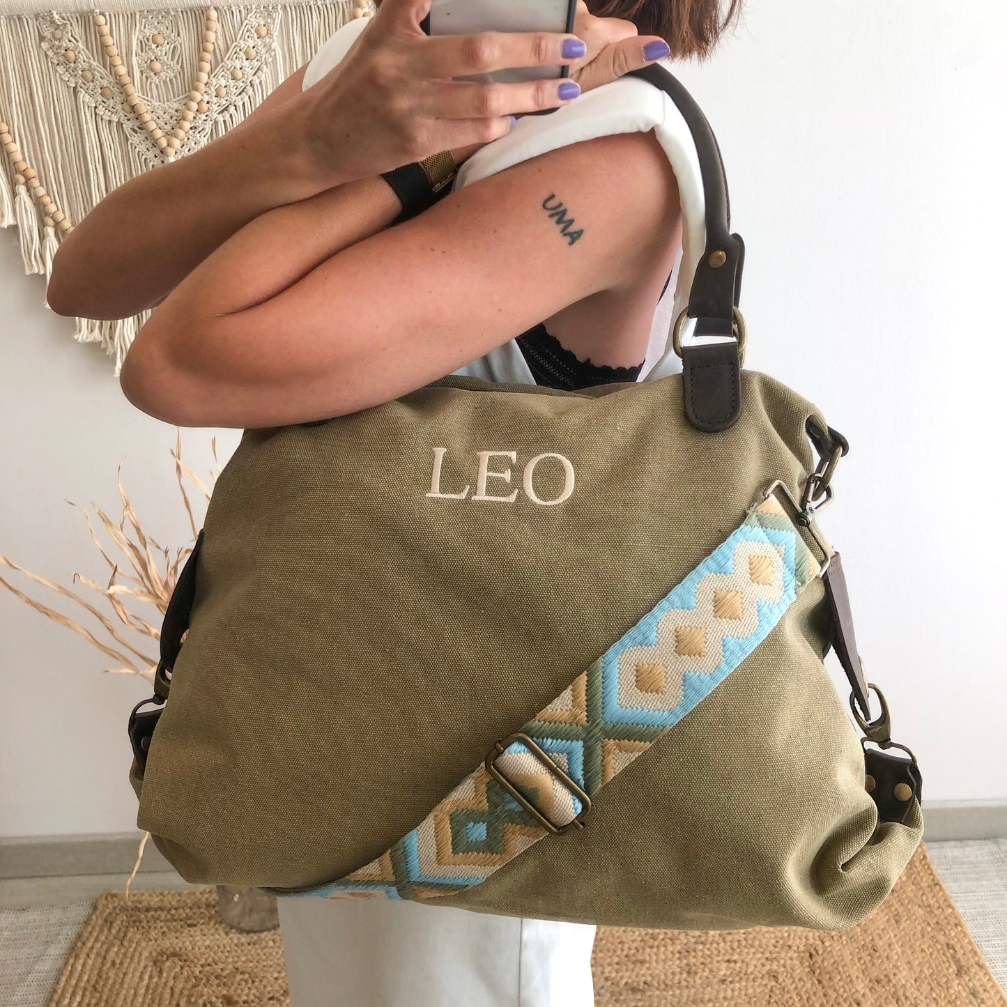 Bolso loneta y piel taupe claro iniciales bordadas con correa étnica