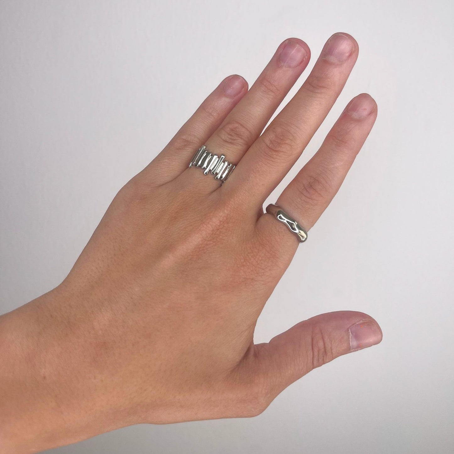 ANILLO ACERO LINEAS IRREGULARES PLATEADO