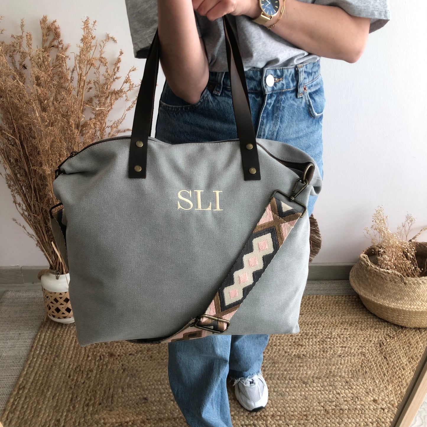 Bolso gris claro loneta iniciales bordadas con correa étnica