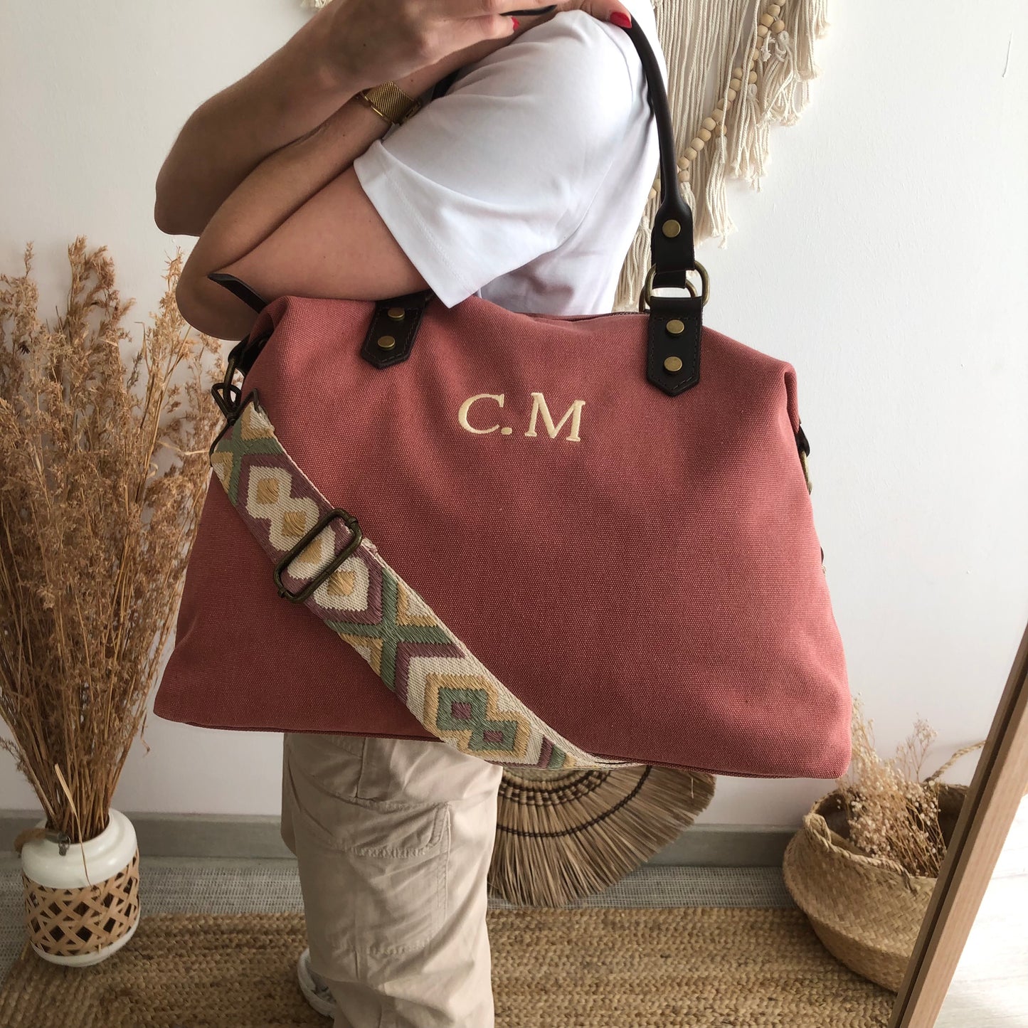 Bolso combinado loneta y piel coral iniciales bordadas con correa étnica