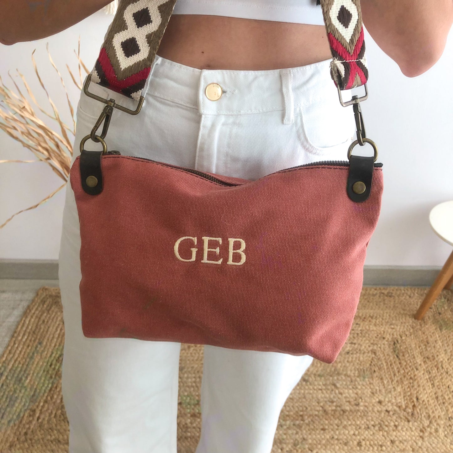 Bandolera loneta coral iniciales bordadas con correa étnica