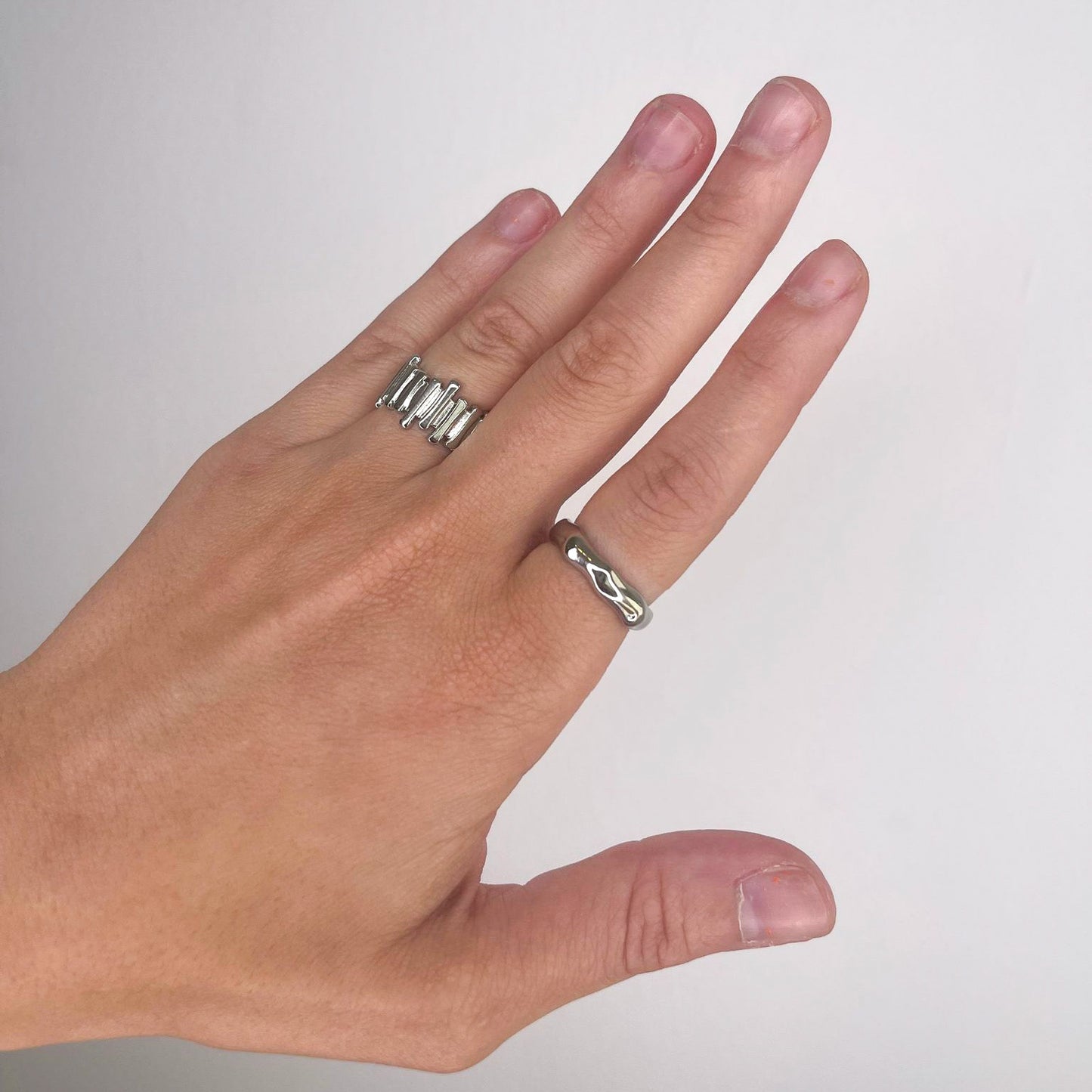 ANILLO ACERO LINEAS IRREGULARES PLATEADO