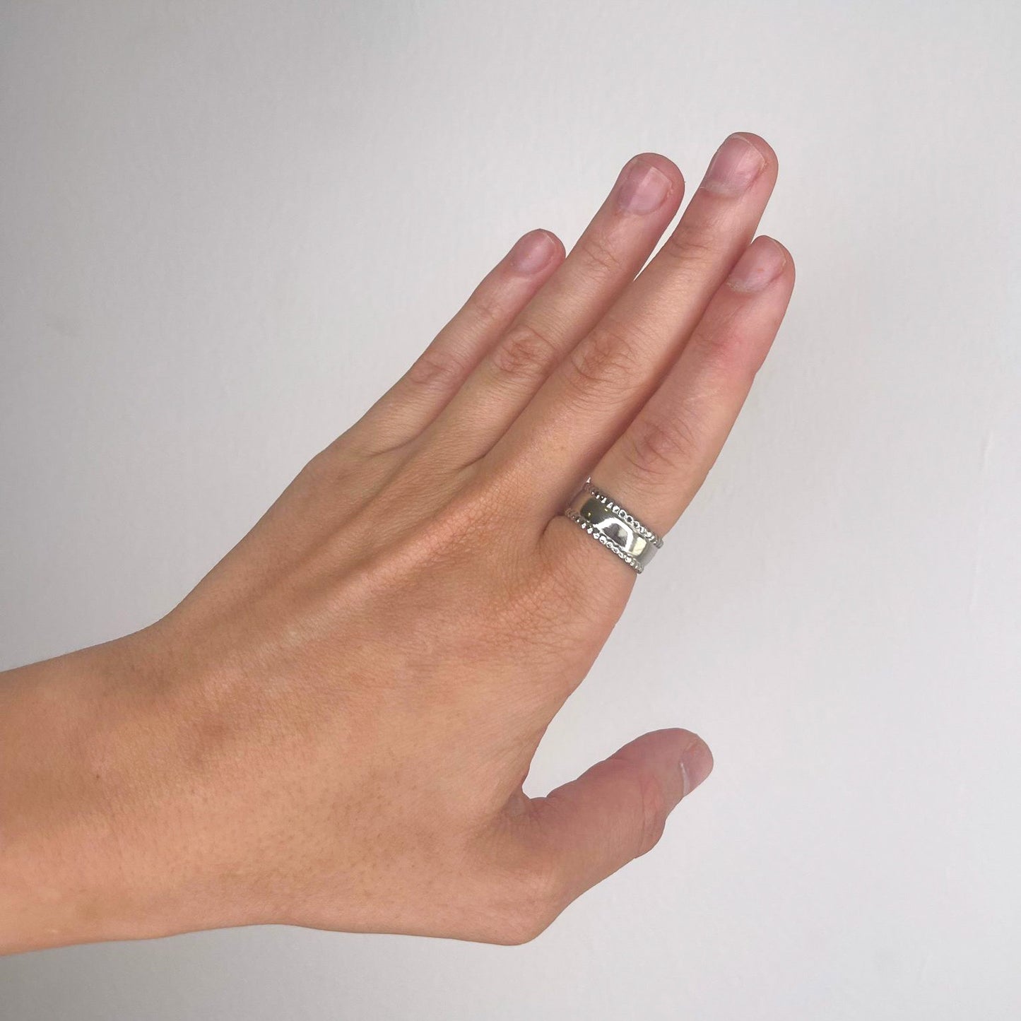 ANILLO ACERO LISO CON BOLITAS PLATEADO