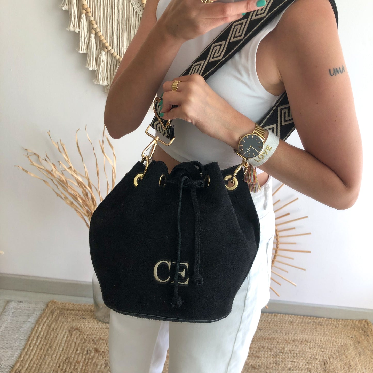 Bombonera serraje negro arandelas doradas iniciales bordadas