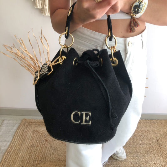 Bombonera serraje negro arandelas doradas iniciales bordadas