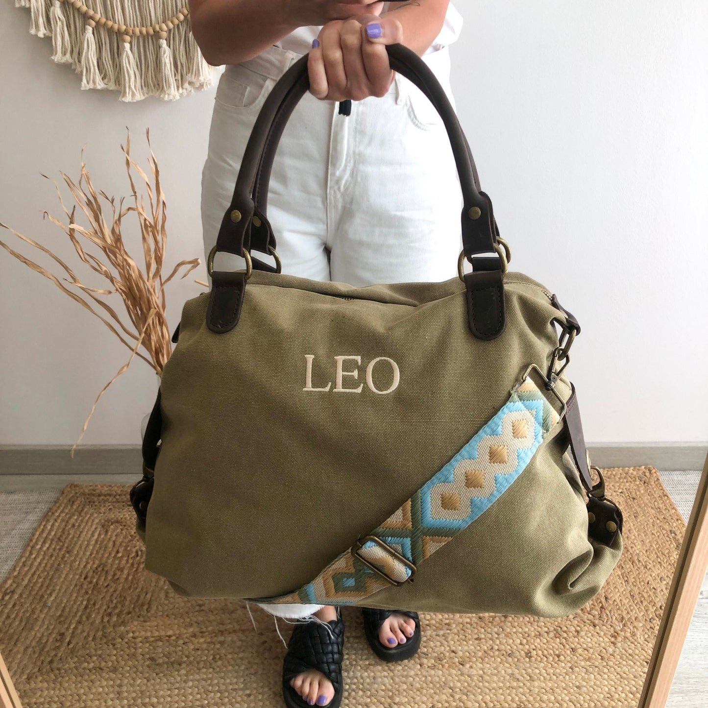 Bolso loneta y piel taupe claro iniciales bordadas con correa étnica