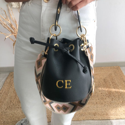 Bombonera piel negro arandelas doradas iniciales bordadas