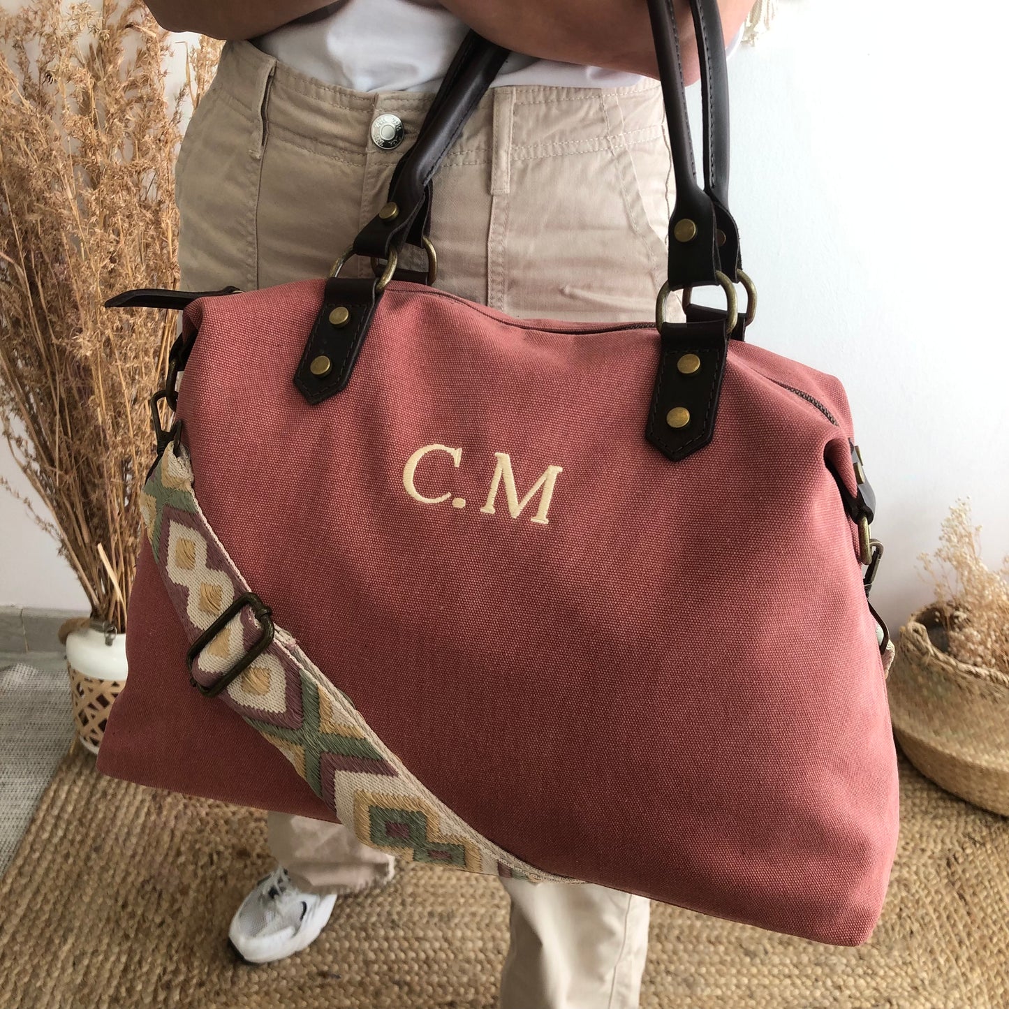 Bolso combinado loneta y piel coral iniciales bordadas con correa étnica