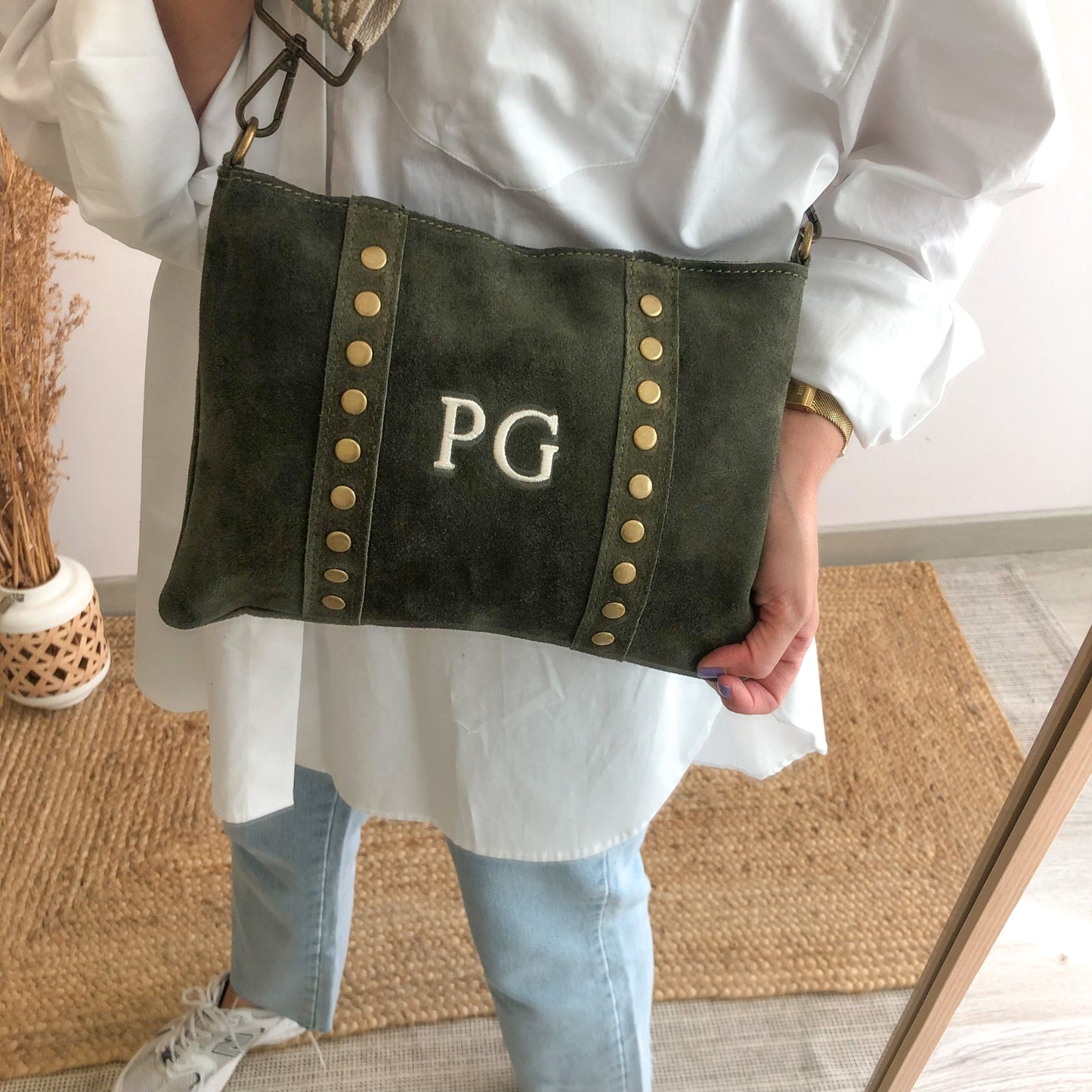 Bolso bandolera tachuelas serraje iniciales bordadas caqui